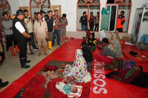 Penjabat Gubernur Sulsel, Bahtiar Baharuddin, saat mengunjungi salah satu posko pengungsian di Luwu.