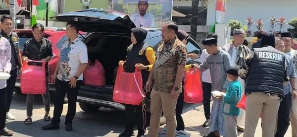 Polwan Satreskrim Polres Takalar membagikan paket makanan kepada jamaah usai shalat Jumat (Dok: Ist)