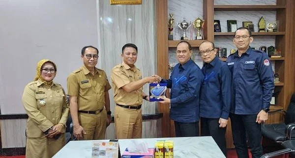 Plh Sekprov Sulsel, Andi Darmawan Bintang dan Deputi Bidang Penempatan dan Perlindungan Kawasan Amerika dan Pasifik BP2MI, Agustinus Gatot Hermawan di Kantor Gubernur (Dok: Int)