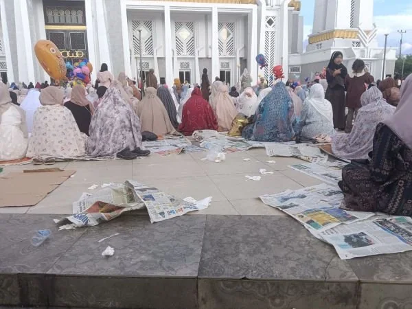 Suasana Tumpukan Koran Bekas Alas Salat Idulfitri di Mesjid Syekh Yusuf Kabupaten Gowa, (Dok: Sinta KabarMakassar).