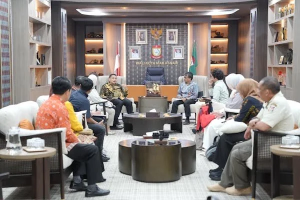 Walikota Makassar Munafri Arifuddin saat menerima kunjungan tim dosen dari Universitas Hasanuddin (Unhas) yang tengah melakukan penelitian mengenai Reclaiming Public Space atau pengembalian fungsi ruang publik melalui penataan PKL, (Dok: Ist).