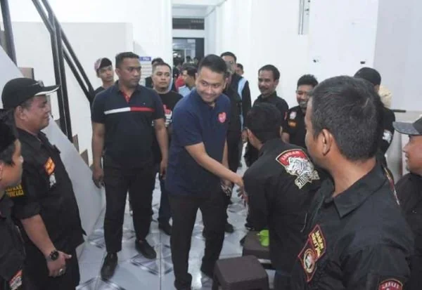 Andi Seto Asapa bersalaman dengan para perwakilan ormas di sela deklarasi dukungan di Posko Pemenangan Sehati (Dok : Ist).