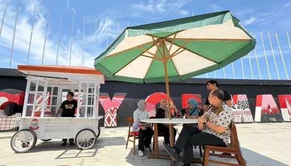 Gerobak Baru untuk Pedagang Pisang Epe di Kawasan Wisata Pantai Losari (Dok: Ist).