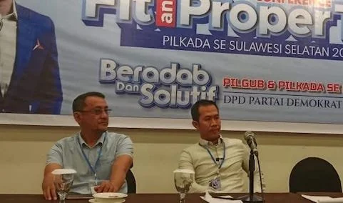 Bakal calon walikota Palopo, Trisal Tahir (Kanan) memberikan keterangan pers kesiapan untuk bertarung november nanti usai mengikuti uji kelayakan partai Demokrat di Hotel Claro Makassar.