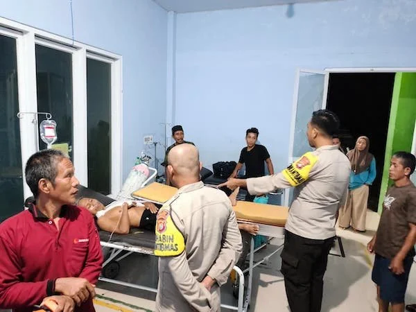 Personel Polsek Malunda saat mengevakuasi korban kecelakaan ke Puskesmas terdekat (dok:ist)