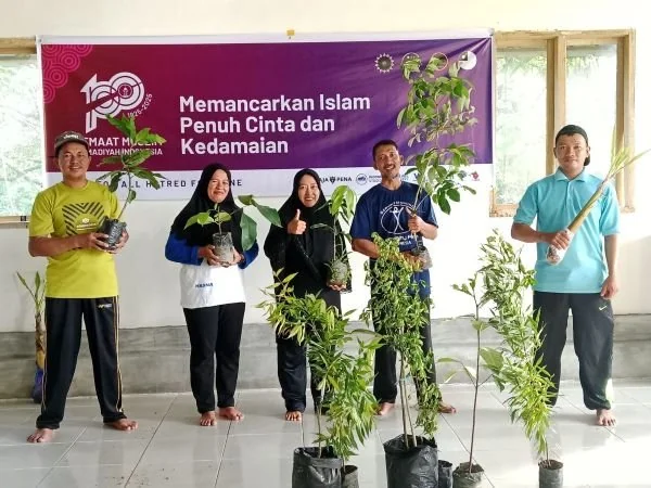 Sambut Tasyakur 100 Tahun, JAI Tanam Pohon di Lutra (Dok : Ist).