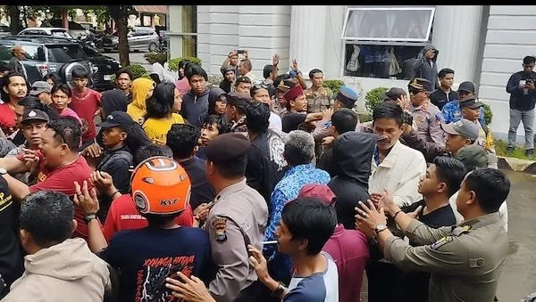 Kondisi di depan Kantor Bupati langsung mencekam, saat massa Aliansi BPJS berhadapan dengan sekelompok pemuda yang berusaha menghalau jalannya aksi. (Ullah).