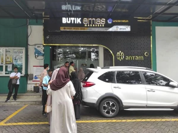 Masyarakat saat mengantri di Butik Emas Antam, Jl Sam Ratulangi, Makassar (Dok : Hanifah KabarMakassar).