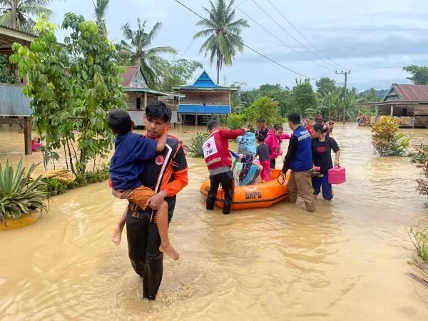 PMI Sulsel saat mengevakuasi warga terdampak banjir.