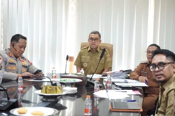 Bupati Jeneponto, H. Paris Yasir  bersama Pj. Sekda, Maskur dan Kapolres AKBP Haryo Basuki saat mengikuti rapat Zoom bersama Kemendagri. (Ist).