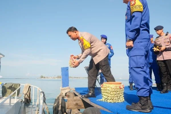 Pemecahan kendi oleh Kapolda Sulsel Irjen Pol Yudhiawan untuk peresmian kapal patroli Ditpolaorud Polda Sulsel (Dok : Ist).