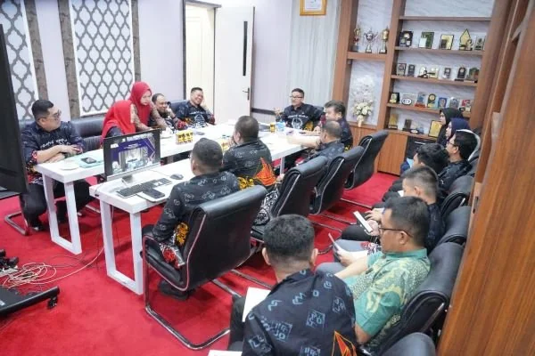Sekprov Sulsel, Jufri Rahman ketika memimpin rapat peringatan HUT Sulsel ke-355 (Dok: Ist).