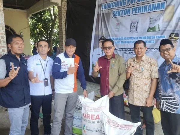 Penyaluran pupuk ke pembudidaya ikan di Luwu Timur (dok. Ist)