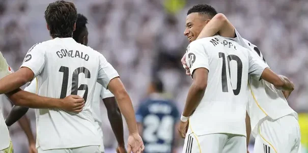 Real Madrid meraih kemenangan 2-0 atas Espanyol pada laga pekan kelima La Liga di Santiago Bernabeu, Sabtu (20/9/2025) malam WIB. Satu di antara gol Madrid dicetak Kylian Mbappe. (AP Photo/Manu Fernandez)