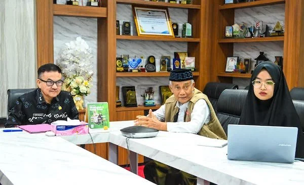 Sekprov Sulsel Jufri Rahman dan Pendiri Rimba Bitti Pandala yang juga Direktur LPTM Baharuddin Abidin di Kantor Gubernur Sulsel (Dok: Ist)