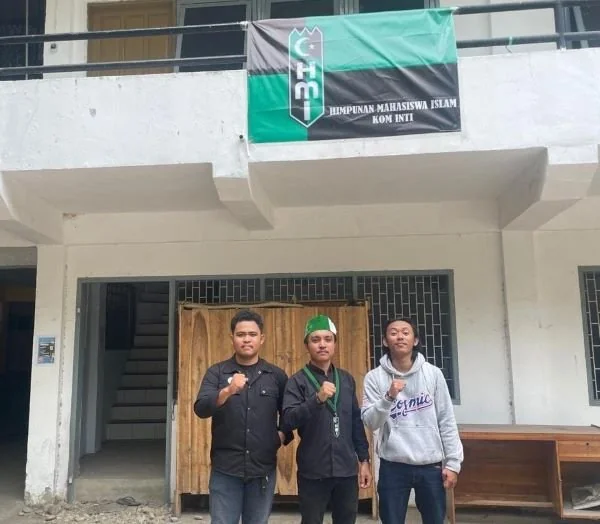 Kader HMI, Robi Sugara bersama rekannya. Dok. Ist