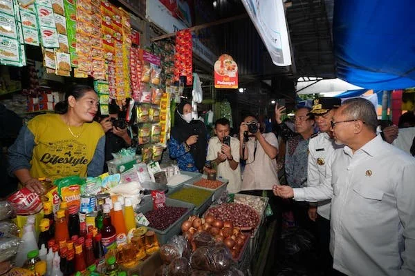 Menteri Koordinator Bidang Pangan, Zulkifli Hasan dan Pj Gubernur Sulsel, Prof Fadjry Djufry di Pasar Pabaeng-Baeng (Dok: Ist)