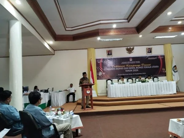 Ketua KPU Torut saat sambutan usai rapat pleno penetapan nomor urut Paslon Bupati dan Wakil Bupati Torut di Toraja (Dok : Ist).