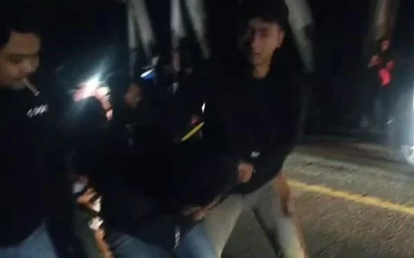 Poisi saat menangkap terduga pelaku penyelundupan 1 Kg sabu di Jeneponto, (Dok: Ist)