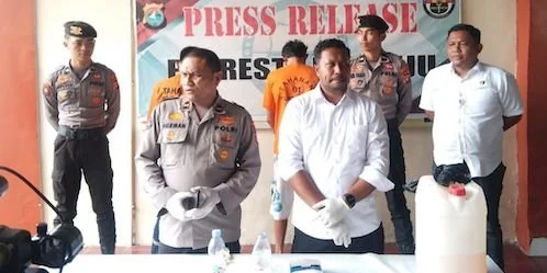 Kasat Reskrim didampingi Kasi Humas Polresta Mamuju saat menggelar konferensi pers dan memperlihatkan pelaku(dok:ist)