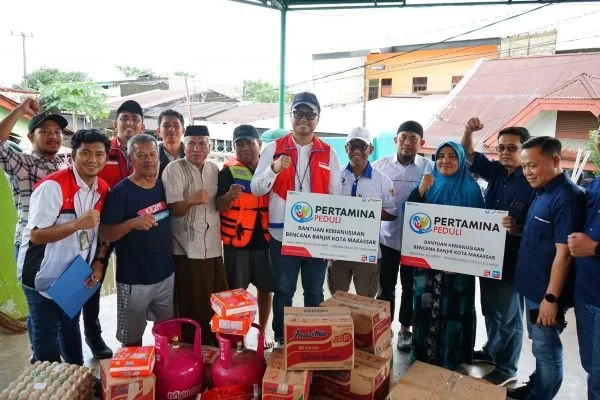 PT Pertamina Patra Niaga Regional Sulawesi saat memberikan bantuan pada korban banjir di Makassar (Dok : Ist).