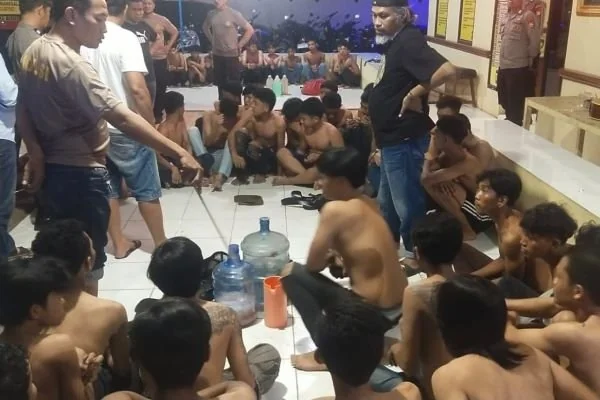 Polisi saat mengamakan pemuda yang kedapatan melalukan pesta miras (Dok : Ist).
