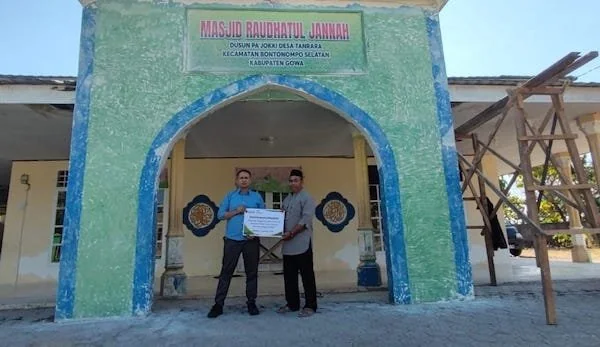 Bantuan renovasi untuk Masjid Raudhatul Jannah diserahkan oleh PT Pegadaian (Dok: Ist)