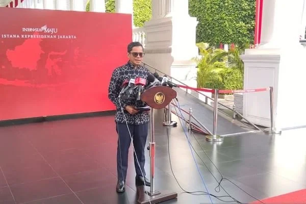 Wakil Menteri Luar Negeri Pahala N. Mansury memberi keterangan pers usai rapat terbatas yang dipimpin Presiden Joko Widodo di Istana Merdeka, Jakarta, Selasa (27/8/2024) membahas penanganan cacar monyet (Mpox) dan persiapan IAF di Bali. ANTARA/Andi Firdau