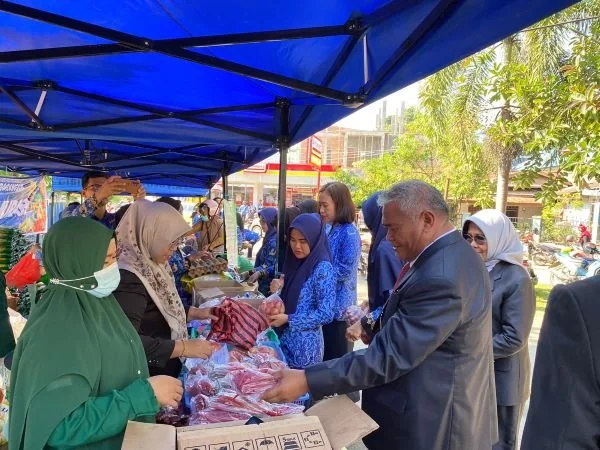 Pemkab Mamuju saat menggelar gerakan pangan murah (Dok : Ist).