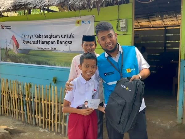 Manager ULP Pasar Wajo Menyerahkan Paket Perlengkapan sekolah. (Dok: Ist)
