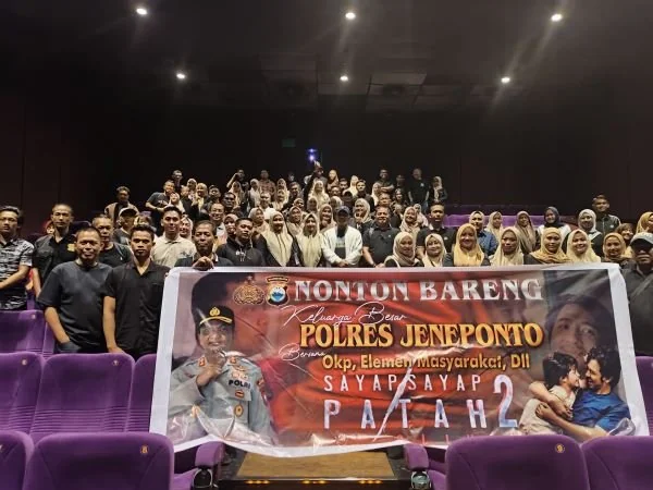 Kapolres Jeneponto, AKBP Widi Setiawan saat mengajak jajarannya nobar film (Dok : Ist).