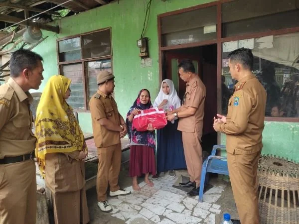 Kadinsos Jeneponto, HM. Nasuhang bersama Kadis Kominfo, Sulaiman Natsir saat menyalurkan bantuan program sedekah ke masyarakat (Dok : Ist).