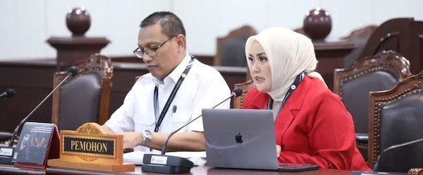 Dian Amalia dan Raden Nuh sepasang suami istri menyampaikan pokok-pokok permohonan pengujian Undang-Undang Nomor 17 Tahun 2017 tentang Pemilihan Umum (UU Pemilu), (Dok: Ist).