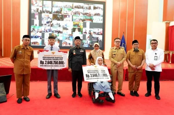 Gubernur Sulsel Andi Sudirman Sulaiman menyerahkan beasiswa ke siswa SLB (dok. Ist)