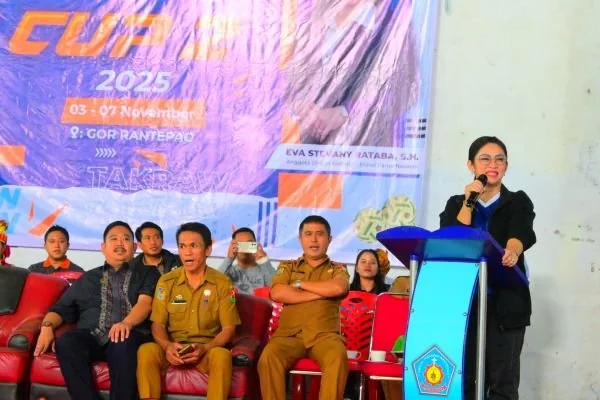 Pembukaan Kejurda Sepak Takraw ESR Cup 2 oleh Anggota Komisi X DPR RI fraksi Golkar Eva Stevany Rataba di GOR Rantepao. Dok. Ist