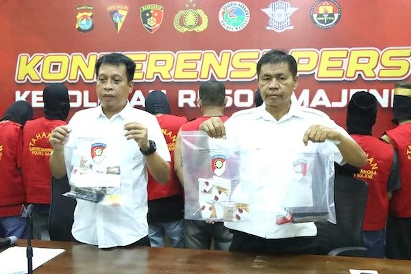 Kasat Res Narkoba Polres Majene, IPTU Japaruddin saat menggelar konferensi pers dan memperlihatkan tersangka dan Barang bukti(dok:ist)