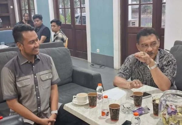 Andi Seto Asapa (kiri) dan Mappinawang saat berbincang di Posko Sehati, Jalan Andi Pangerang Pettarani, Makassar (Dok : Ist).