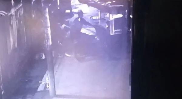 Rekaman cctv pencurian bentor warga di area Mesjid Alauddin (Dok : Ist).