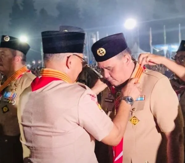 Ketua Kwartir Cabang (Kwarcab) Gerakan Pramuka Maros, Muetazim Mansyur, menerima Tanda Penghargaan Lencana Melati Gerakan Pramuka dalam rangkaian Jambore Nasional (Dok: Ist)
