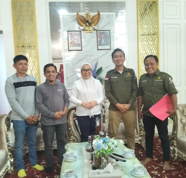 Dinas Energi dan Sumber Daya Mineral (ESDM) Provinsi Sulawesi Barat saat bertemu Bupati Mamuju (dok:Ist)