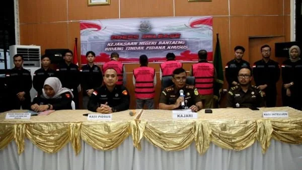 Konferensi pers Kejari Bantaeng terkait Tipikor Pimpinan dan Sekwan DPRD Bantaeng (Dok : ist).