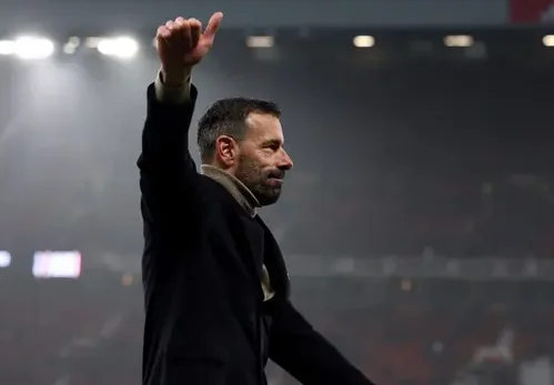 Pelatih interim Manchester United, Ruud van Nistelrooy memberikan gestur jempol setelah laga lanjutan Liga Inggris 2024/2025 di Old Trafford, Manchester, Inggris, Minggu (10/11/2024). (AFP/Darren Staples)