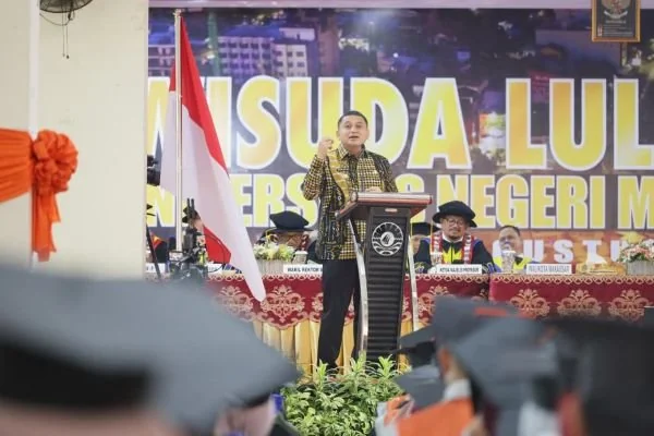 Wali Kota Makassar Munafri Arifuddin saat Menyampaikan Sambutan di Hadapan Wisudawan UNM, (Dok: Ist).
