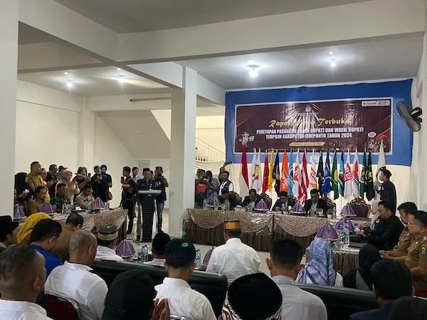 Kapolres Jeneponto, AKBP Widi Setiawan bersama seluruh pihak terkait saat menghadiri Rapat Pleno penetapan paslon bupatu terpilih di KPU. (foto/ist).
