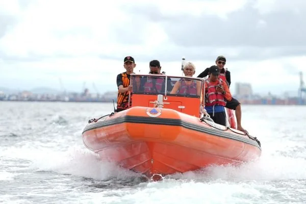 BPBD Kota Makassar saat Melakukan Pemantau Laut (Dok: Ist).