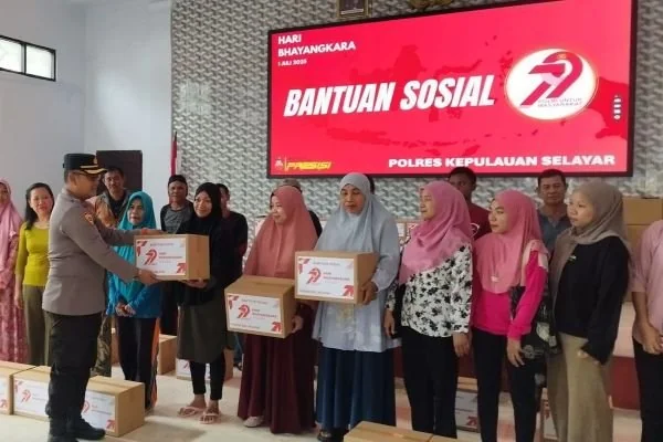 Pemberian bantuan sosial Polres Selayar kepada masyarakat (Dok: Ist).