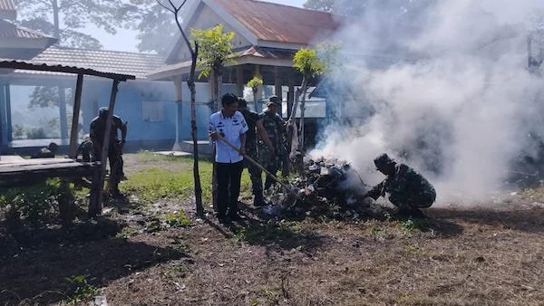 Ketgam: Kades Gunung Silanu, Nasrullah dibantu Warga dan Personil Koramil Bangkala saat melakukan gotong royong di areal Pasar Tradisional. (Foto : Nasrullah KabarMakassar)