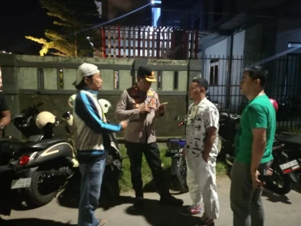 Pemeriksaan surat kendaraan warga oleh Polsek Mariso (Dok : ist).
