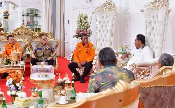Pj Gubernur Sulsel, Bahtiar Baharuddin saat menerima audiensi Kepala Basarnas Sulsel, Mexianus Bekabel di Rumah Jabatan Gubernur Sulsel pada Kamis, (18/4).