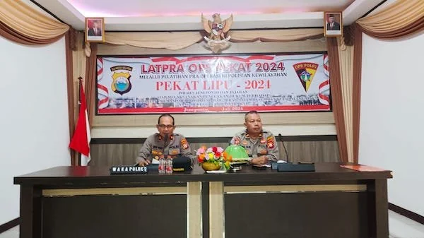 Wakapolres Jeneponto, Kompol Muh. Idris didampngi Kabag Ops, Kompol Abdul Halim saat memimpin persiapan Ops. Lipu 2024. Foto (Ist).